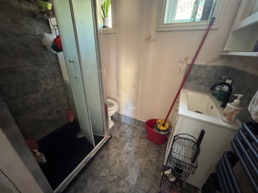 Lot: 184 - DOUBLE-FRONTED HOUSE IN NEED OF FURTHER IMPROVEMENT - Shower room/W.C.
